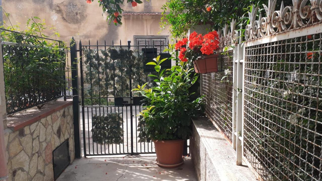 Charming Apartment In Mondello Palermo Exterior photo